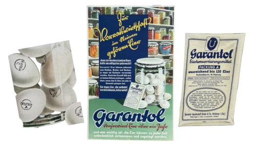 Ein seltener Garantol-Reklameaufsteller erzählt die Geschichte der Eierkonservierung vor der Kühlschrank-Ära. Erfahren Sie mehr über Vorratshaltung, Sütterlin-Schrift und die fast vergessene Kunst, Eier über ein Jahr haltbar zu machen.