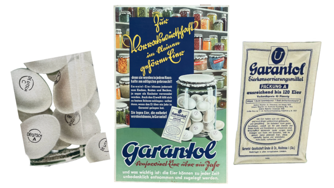 Ein seltener Garantol-Reklameaufsteller erzählt die Geschichte der Eierkonservierung vor der Kühlschrank-Ära. Erfahren Sie mehr über Vorratshaltung, Sütterlin-Schrift und die fast vergessene Kunst, Eier über ein Jahr haltbar zu machen.