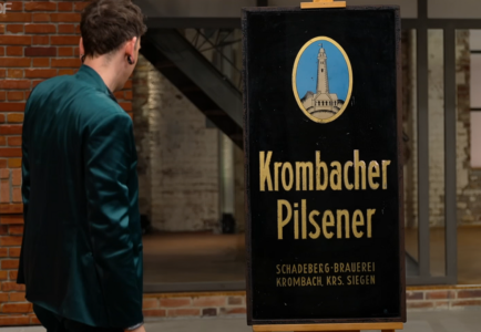 Krombacher Pilsener: Seltenes Glas-Reklameschild bei „Bares für Rares“