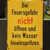 Bei Feuersgefahr nicht öffnen und kein Wasser hineinspritzen - Altes Emailschild, um 1950