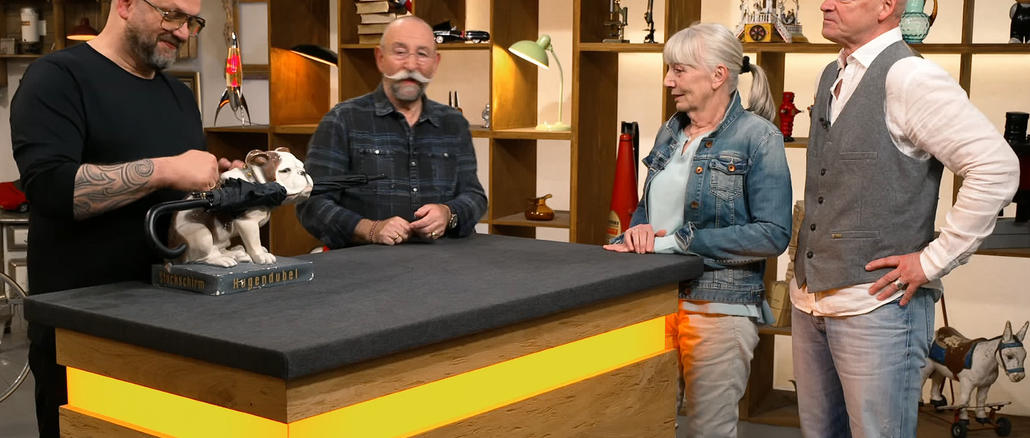 Birgit und Ralf Vetter brachten die Hugendubel-Werbefigur zu „Bares für Rares“. Ihr Wunschpreis: 200 Euro. (Screenshots: ZDF)