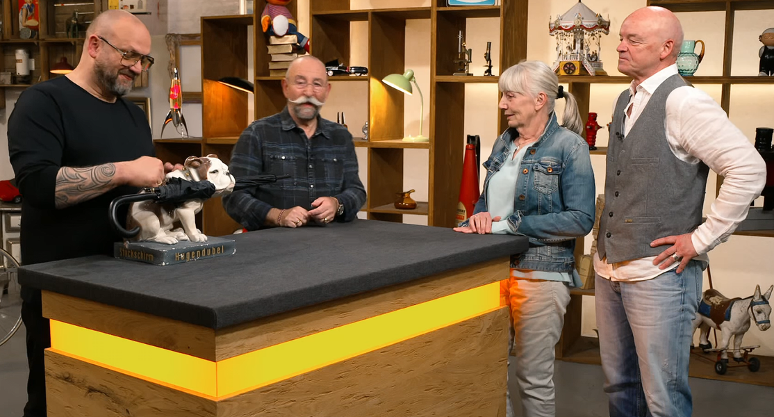 Birgit und Ralf Vetter brachten die Hugendubel-Werbefigur zu „Bares für Rares“. Ihr Wunschpreis: 200 Euro. (Screenshots: ZDF)
