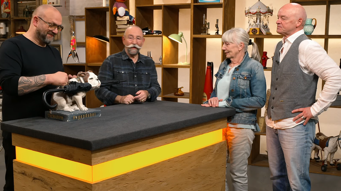 Birgit und Ralf Vetter brachten die Hugendubel-Werbefigur zu „Bares für Rares“. Ihr Wunschpreis: 200 Euro. (Screenshots: ZDF)