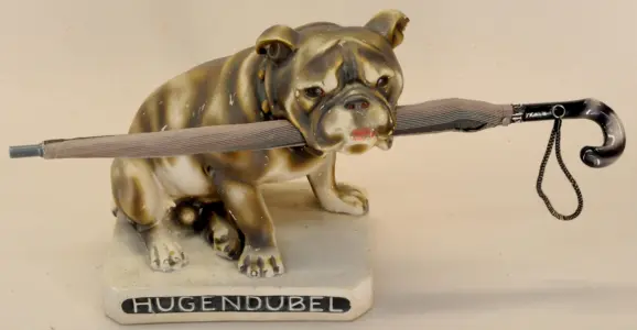 Zum Vergleich: Eine ältere Hugendubel-Bulldogge aus der Zeit um 1920. Das 32 cm hohe Exemplar trägt auf der Unterseite ein Etikett von Prof. Lauermann und wurde 2022 für 600 Euro zugeschlagen