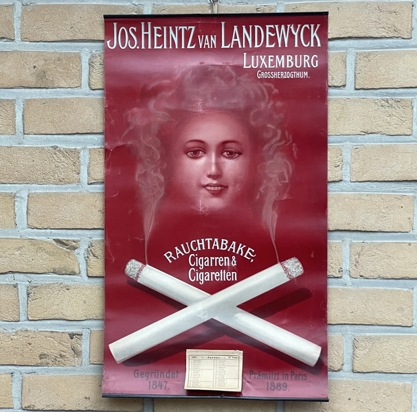 Historisches Werbeplakat (Kalender) von Jos. Heintz van Landewyck, 1901. Beworben werden Rauch- und Kautabake, Cigarren und Cigarrillen. Das Plakat verweist zugleich auf das Gründungsjahr 1847 und die Auszeichnung bei der Weltausstellung in Paris 1889. (Bild: Sammler.Net-Fundus)