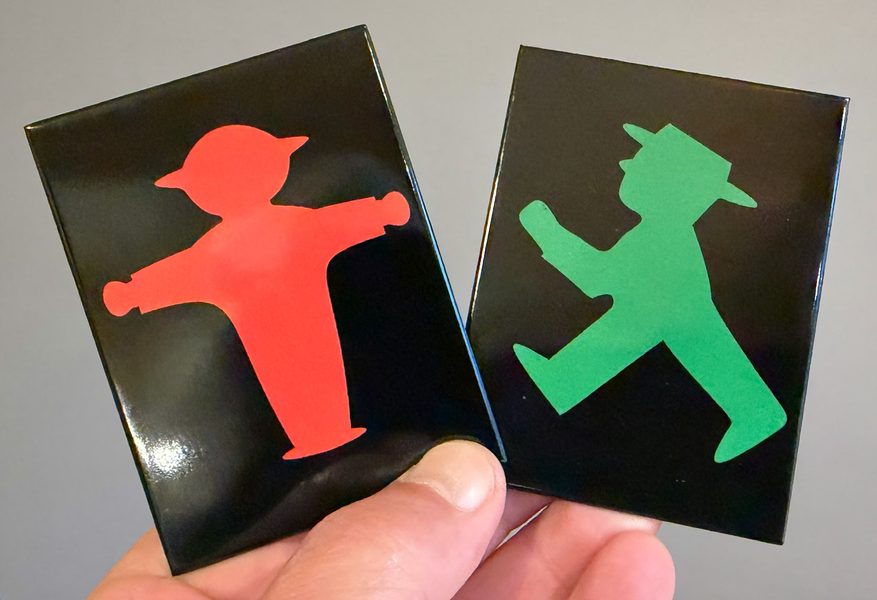 Längst hat das Ampelmännchen Kultstatus erlangt. Es gibt sie sogar als Kühlschrankmagnete. (Bild: Sammler.Net)
