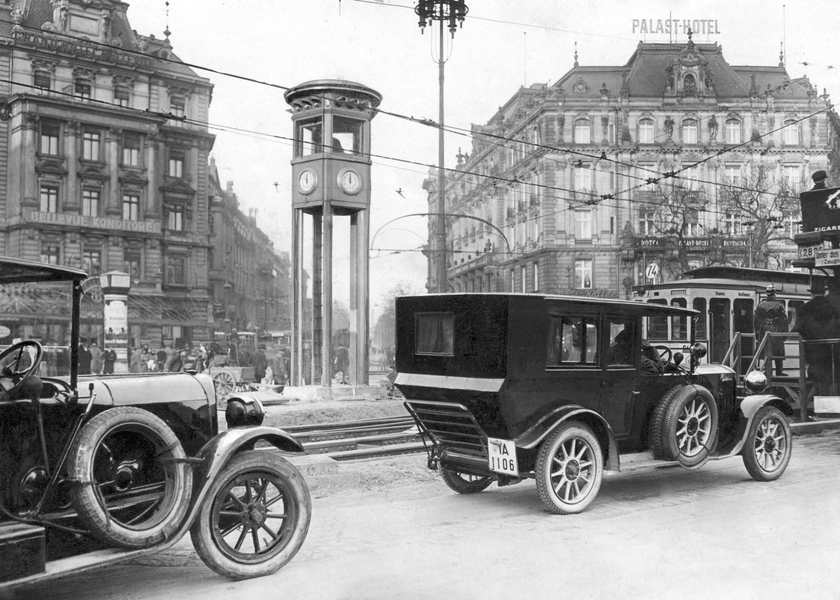 Der Verkehrsturm am Potsdamer Platz wurde im Dezember 1924 in Betrieb genommen. Von der erhöhten Kanzel aus steuerte ein Polizeibeamter die Signale an einem der verkehrsreichsten Plätze Berlins.
(Bildnachweis: Bundesarchiv, Bild 102-00892 / Georg Pahl / CC BY-SA 3.0 DE.)