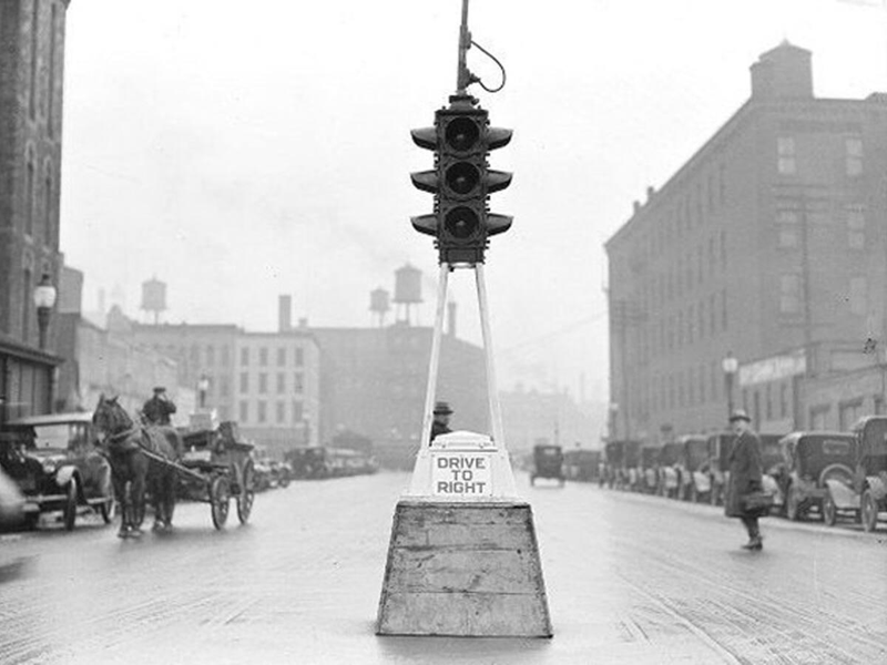 Cleveland, 1914: An der Kreuzung Euclid Avenue und East 105th Street wurde eine frühe elektrische Verkehrslichtanlage installiert. Die Aufnahme dokumentiert den nächsten entscheidenden Schritt auf dem Weg zur modernen Ampel.
(Bildnachweis: Engineering News / Wikimedia Commons)